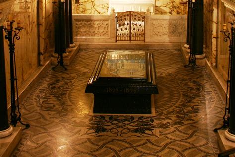 Samson's Tomb –  A Baroque Masterpiece Depicting Dramatic Light and Shadow Play!