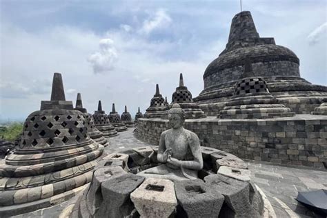 “Tháp Candi Borobudur: Tượng Đạo Thiên Chúa Và Sự Tinh Tế Của Chi tiết!”